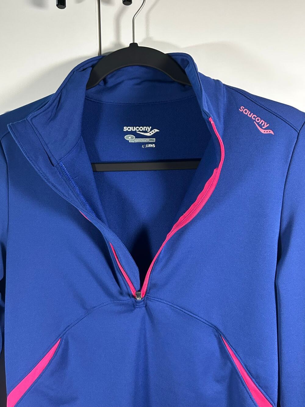 Saucony Women’s M Blue Pink Half Zip Running Pullover Thumbholes Reflective